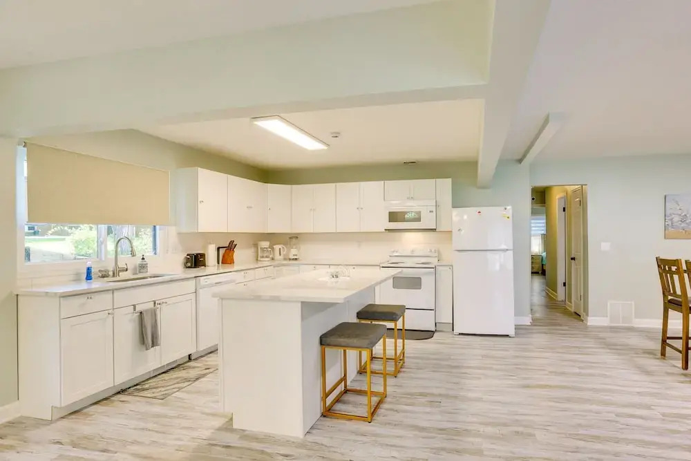 Charming Omaha Getaway - 3 Mi to Baxter Arena!