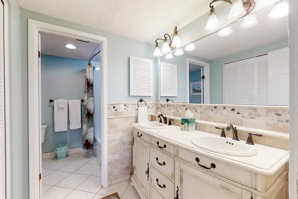 Dog-friendly Condo Steps to Beach wth Pool, AC & Elevator