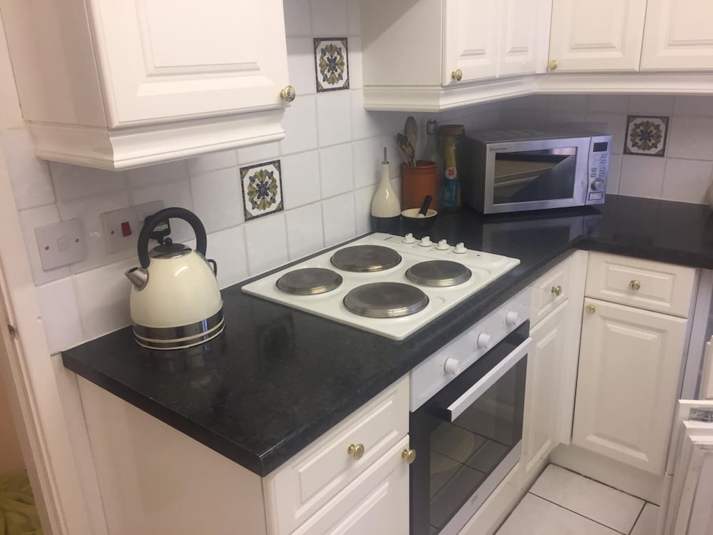 NEW Cosy 1BD Flat in the Heart of Llandough -wales