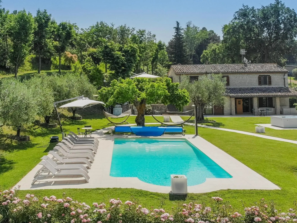 Exclusive Outdoor 2 Bubble Baths, Heated Pool, Gym