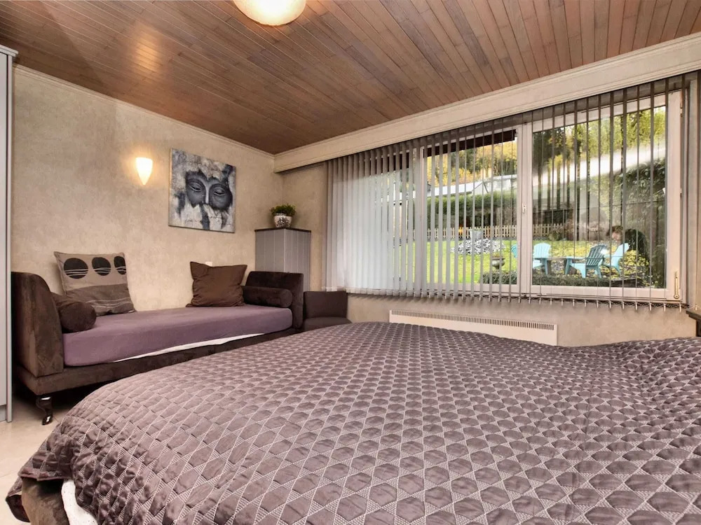 Luxurious Holiday Home with Hot Tub & Sauna in Houffalize