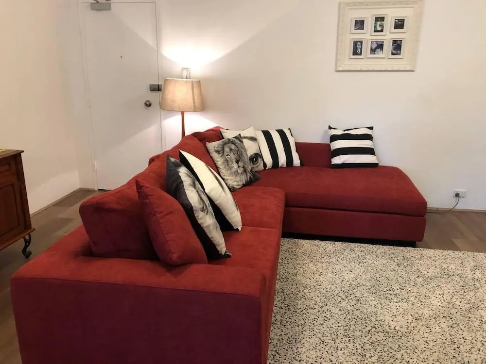 Two Bedroom Apt Close To Chatswood With Parking