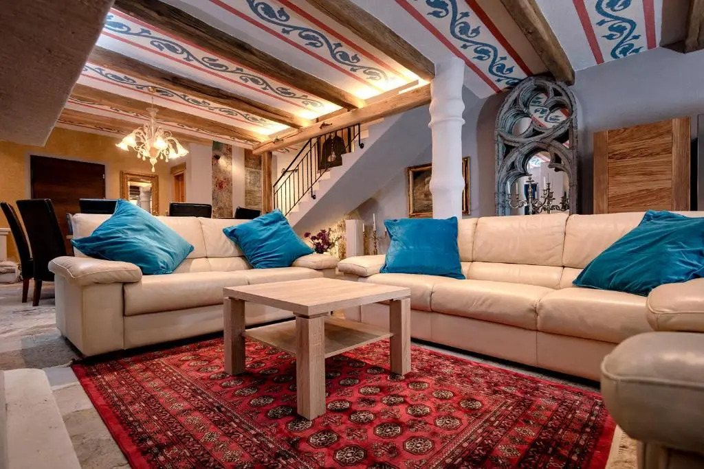 Luxury Palazzo v. Pelsocz Hvar Town
