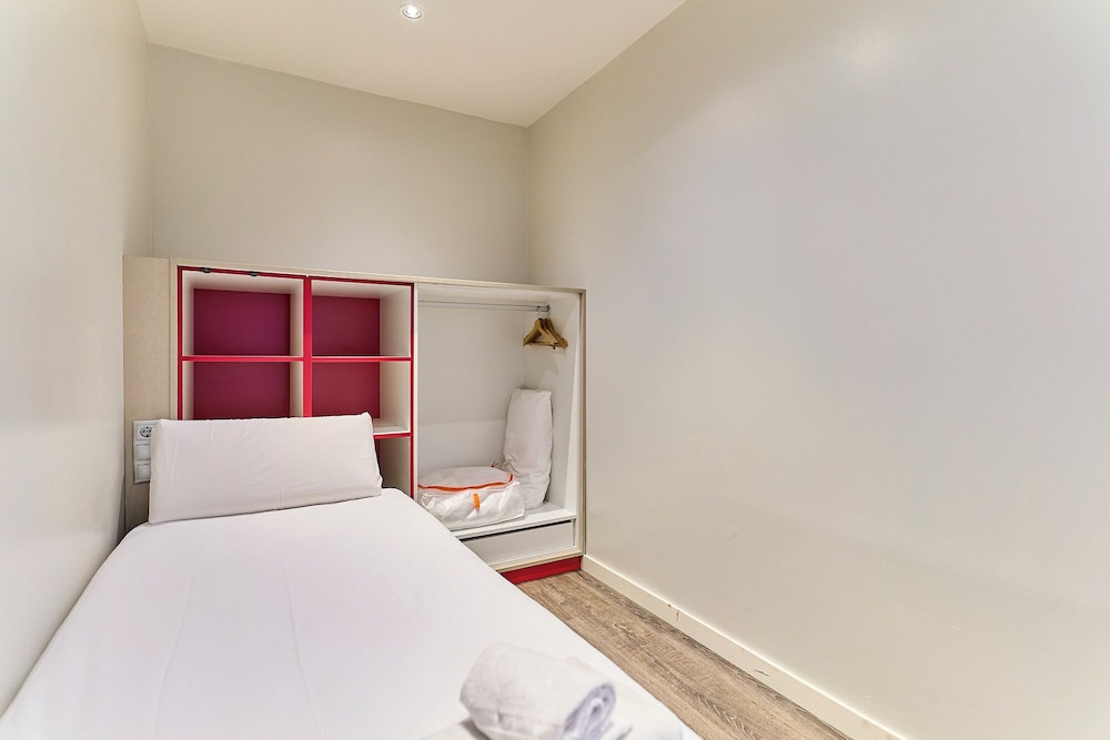 Montserrat Apartments by gaiarooms