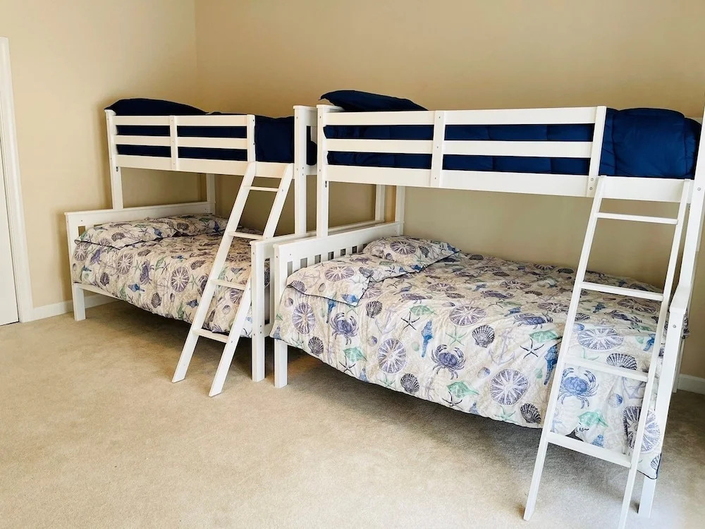 Holden' A Full House 4 Bedroom Home by RedAwning