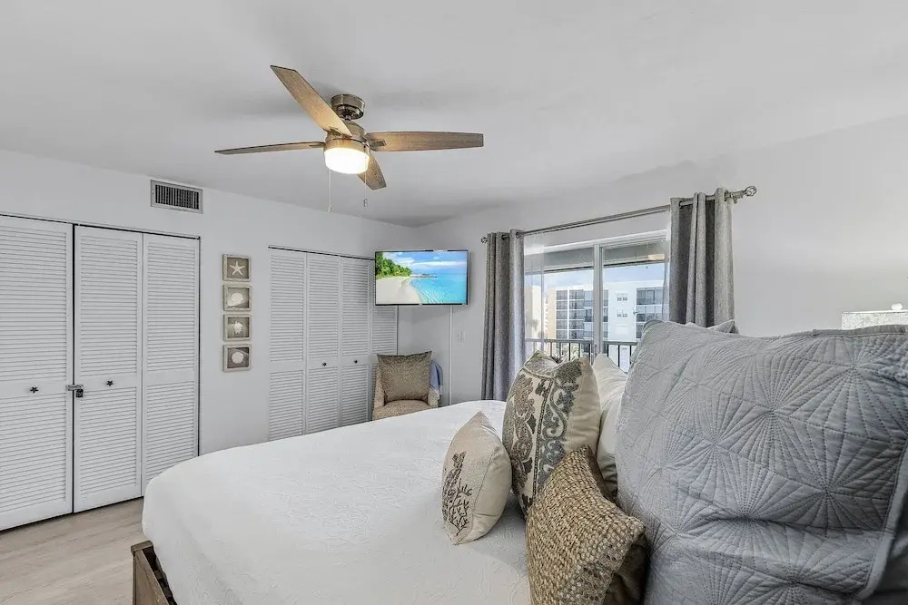 Royal Pelican - New Listing - 4511 Bay Beach Ln 2 Bedroom Condo by RedAwning