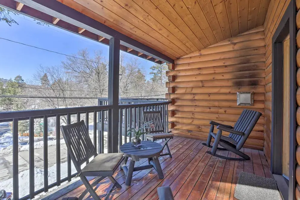 Big Bear Lake Cabin w/ Hot Tub < 1 Mi to Skiing!
