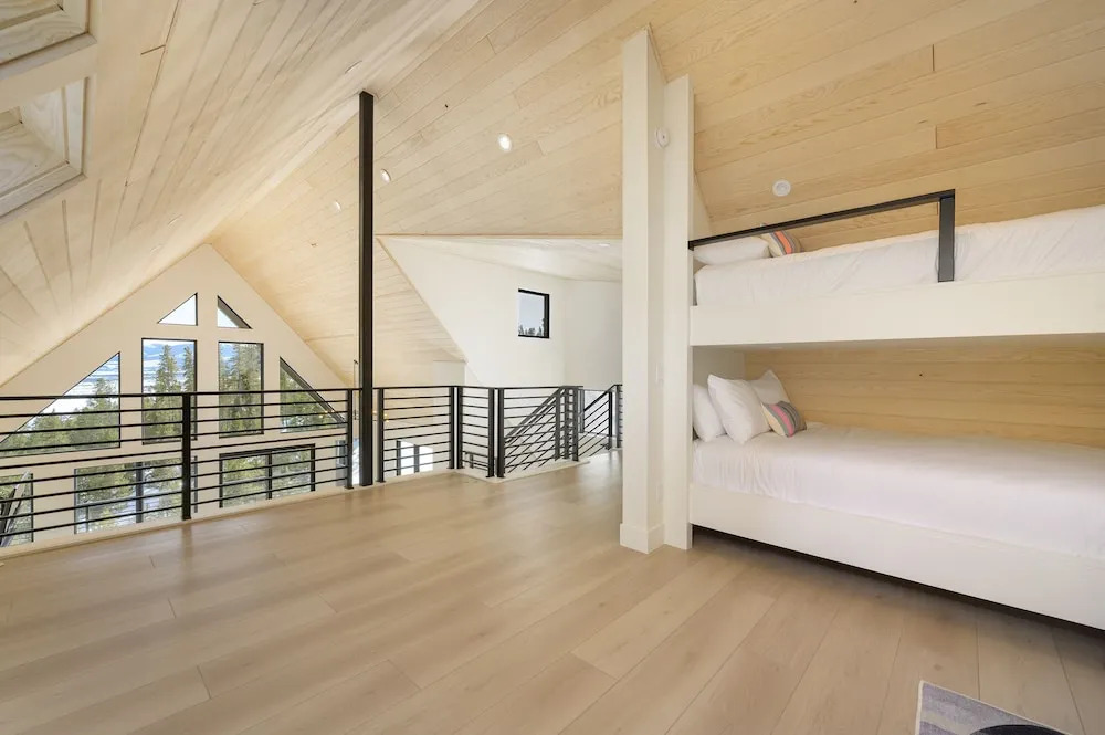 Mountain Vista 3 Bedroom Chalet by RedAwning