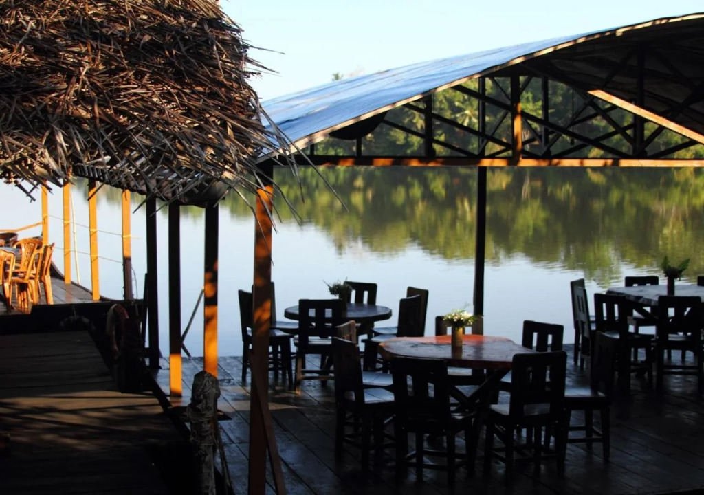 Shiny Lakeside Resort