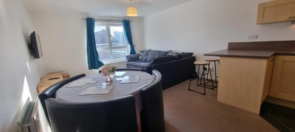 Lovely 2-bedroom flat with free parking