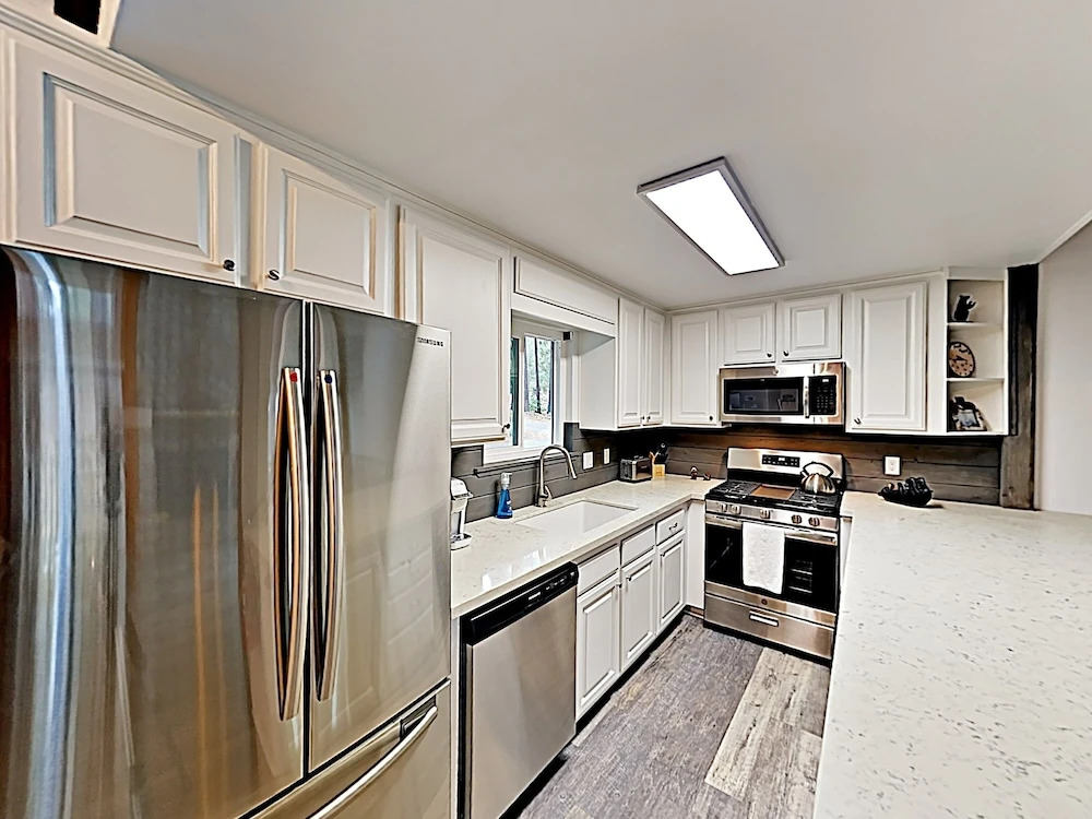 Walk To Slopes! Mountain W/ Private Hot Tub 3 Bedroom Home