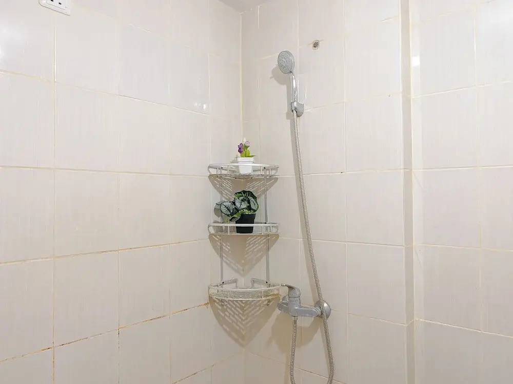 Studio Near Rajawali Station At Amethyst Apartment