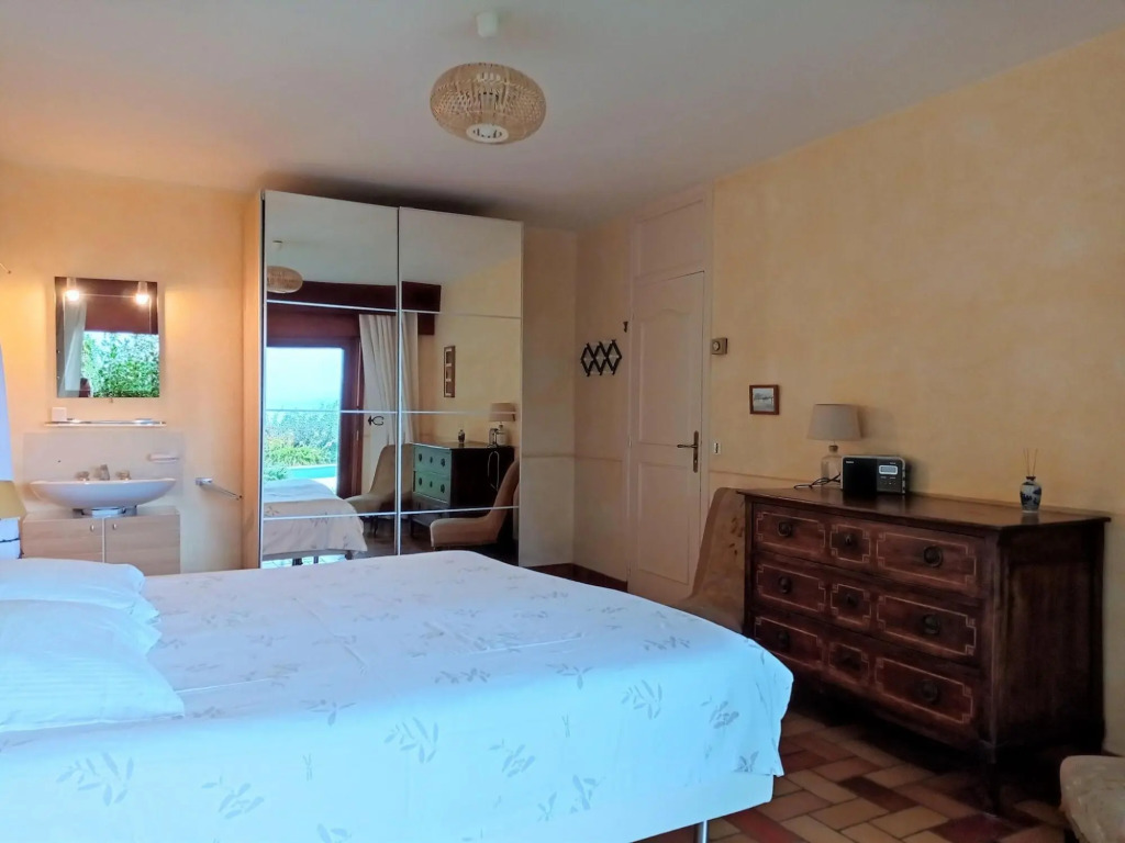 Lush Holiday Home in Bormes les Mimosas with Swimming Pool
