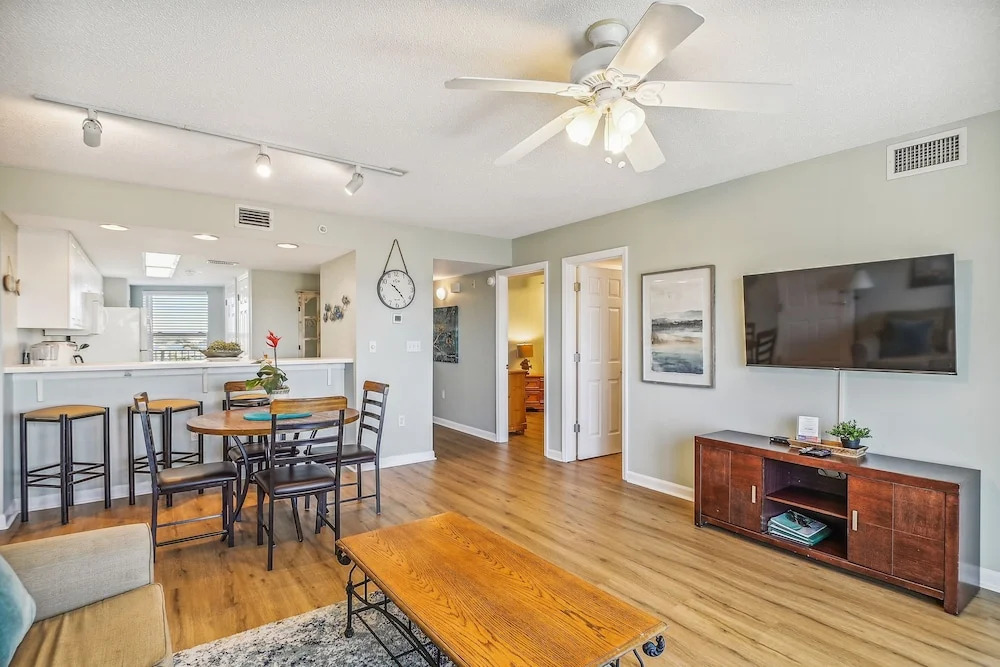 Seacrest 715B is a 2 BR Gulfside on Okaloosa Island by RedAwning