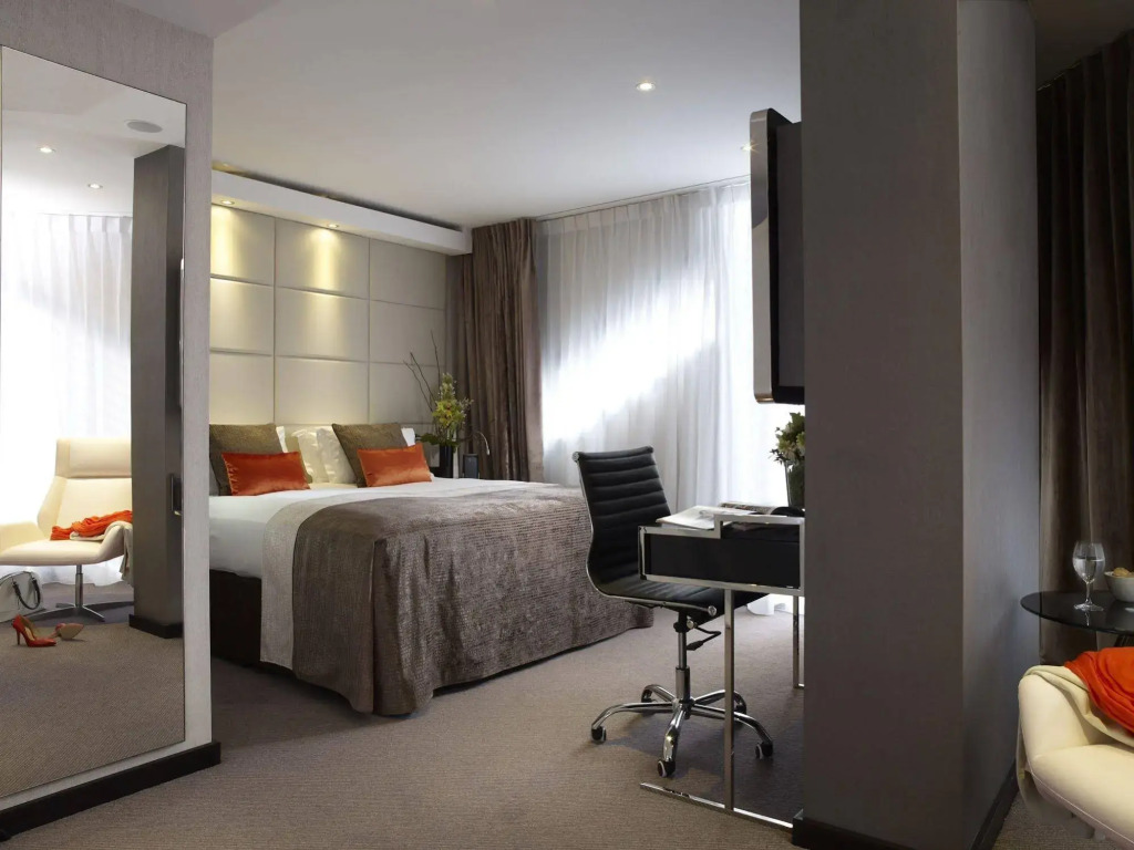 Montcalm East, Autograph Collection