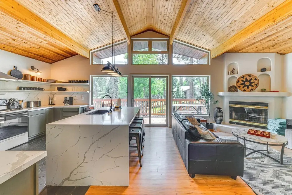 Stylish, Serene Angel Fire Cabin w/ Hot Tub!