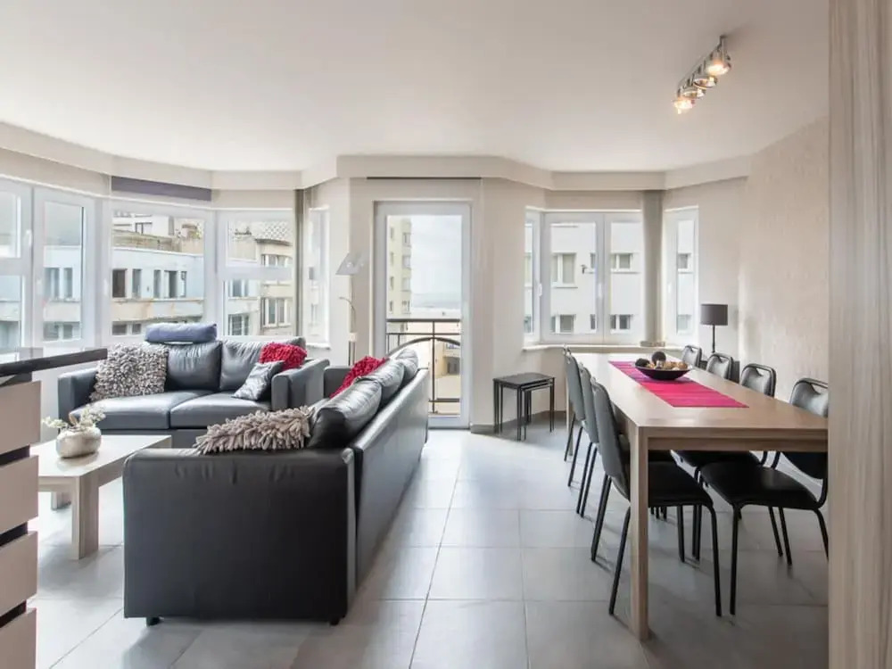 Beautiful Apartment With Lateral sea View