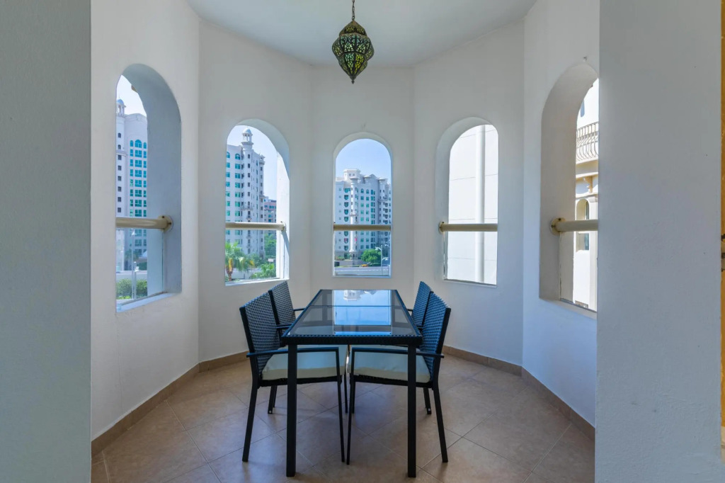 Maison Privee - Stylish Apt with Large Patio close to the Beach