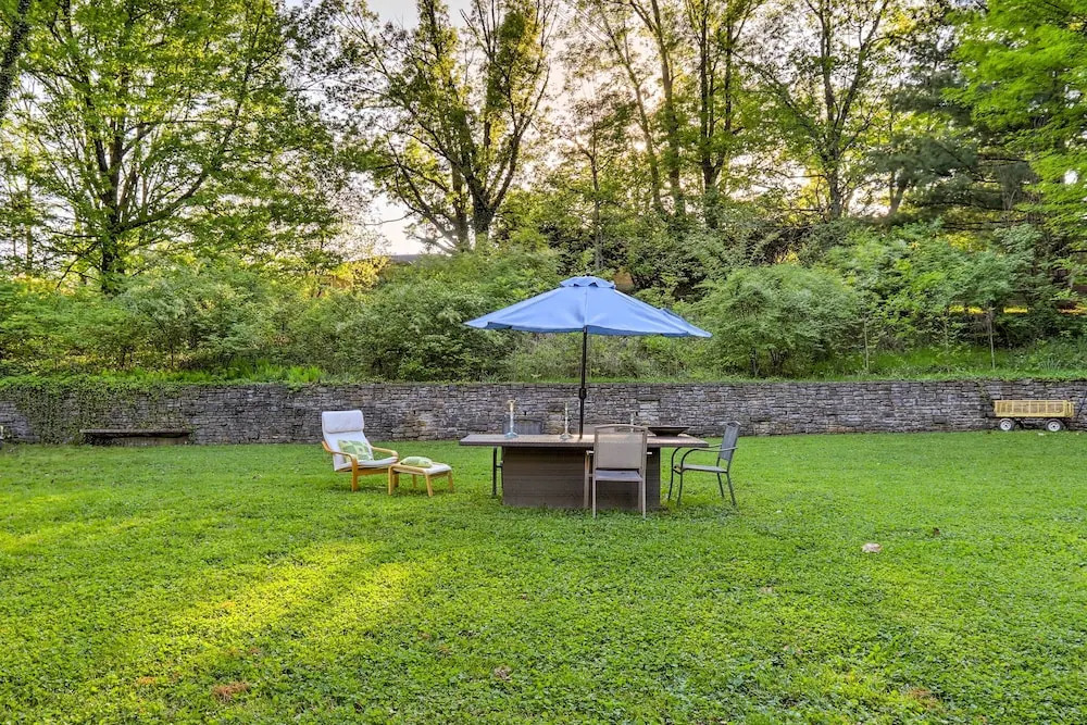 Contemporary Cincinnati Apt w/ Wifi, Near Kenwood!
