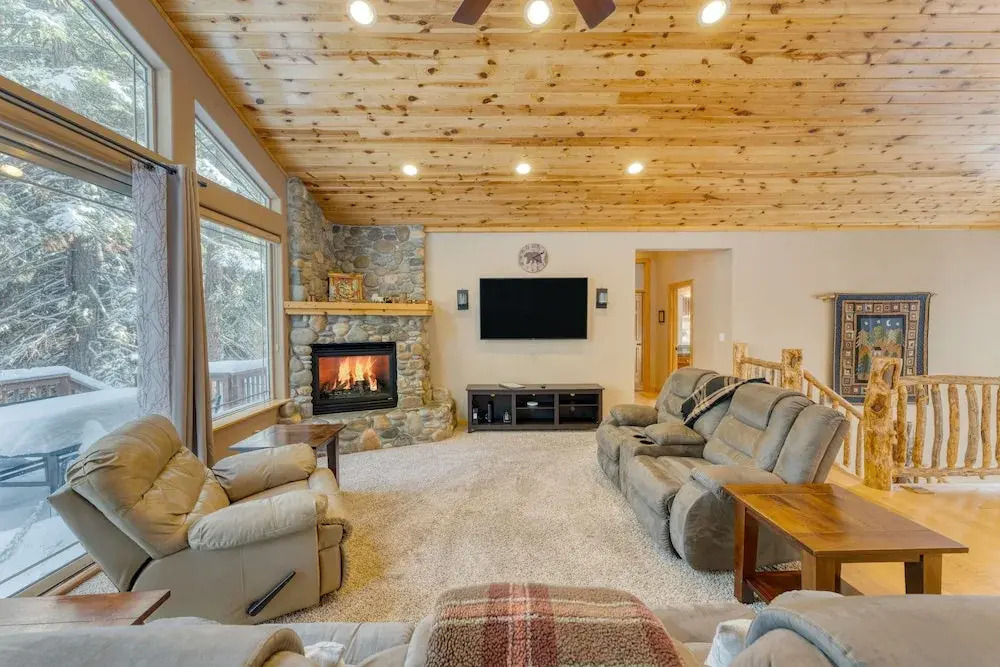 Cherry Hills Spacious Tahoe Cabin With Deck Fireplace Open Interiors