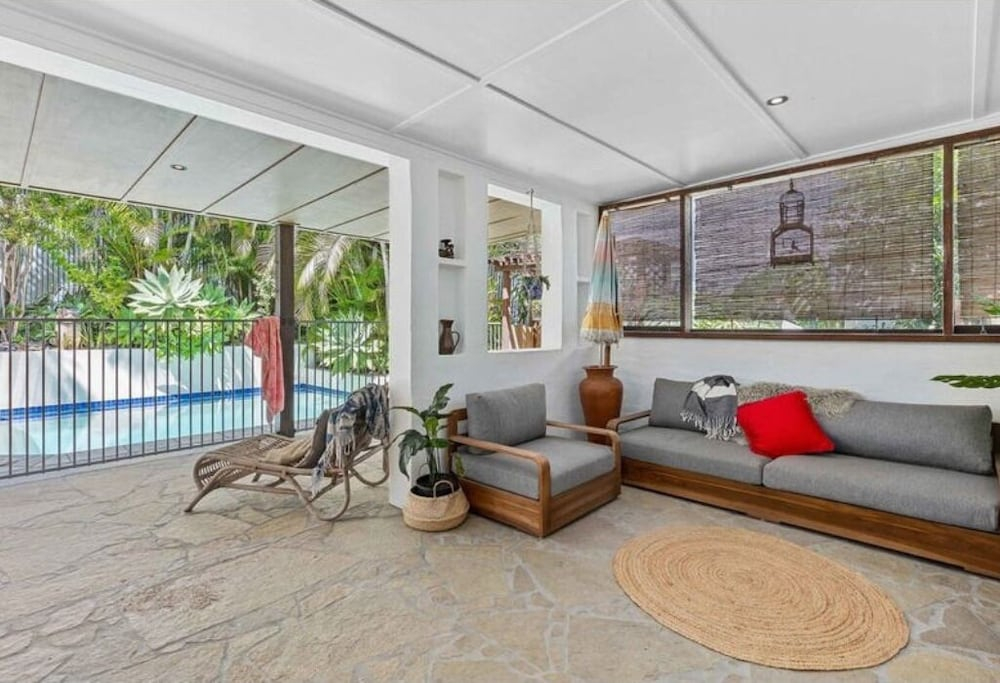 Burleigh Coastal Escape 4BR Home