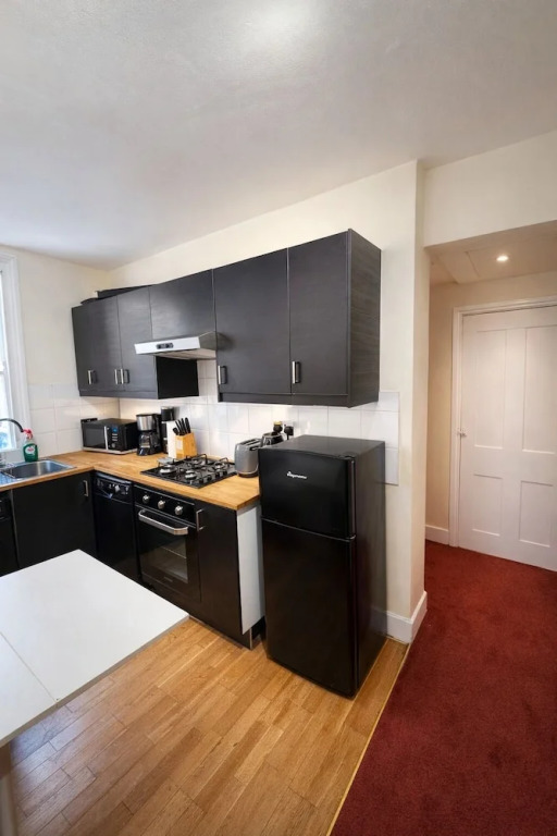Cozy Fulham Retreat With Private Entrance & Hot Tub