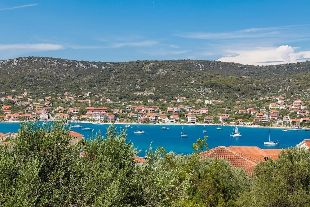A4 - Modern apt w. Terrace, 3 min Walk to Beach