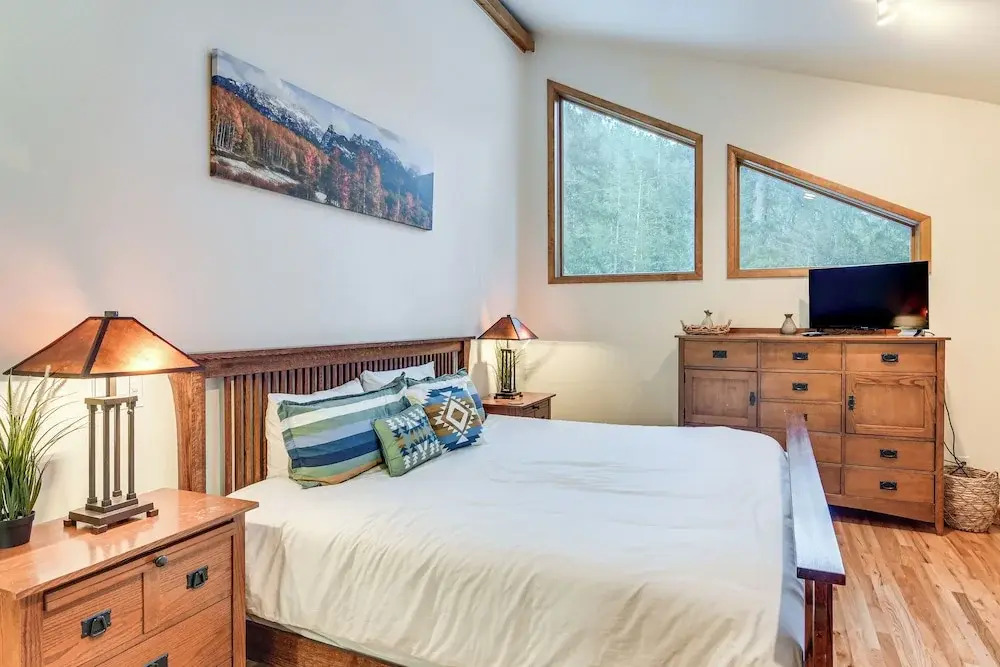 Scenic Creekside Retreat! Rocky Mountain Cabin