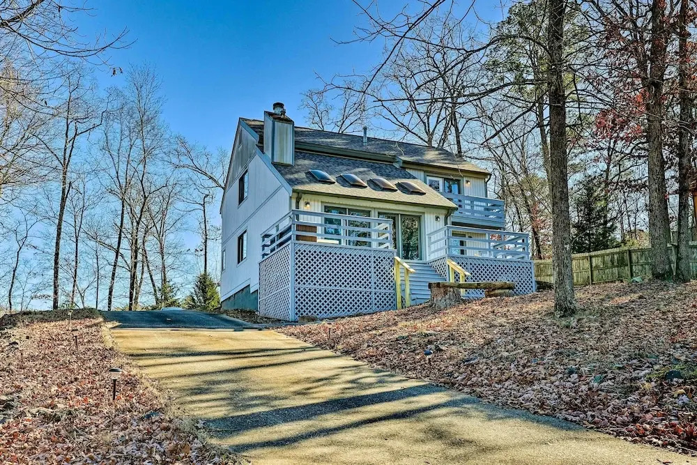 Hot Springs Getaway w/ Beautiful Lake Views