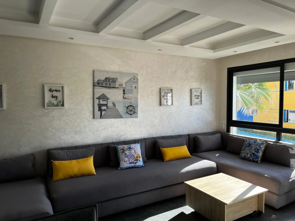 Villa moderne avec piscine, front de mer