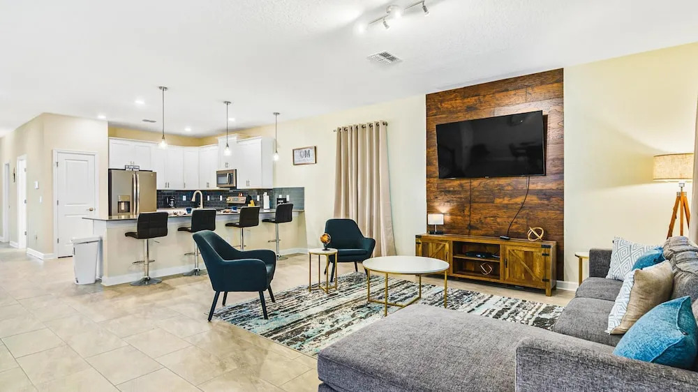 No Rear Neighbors 8br Villa w Private Pool Spa, Kissimmee