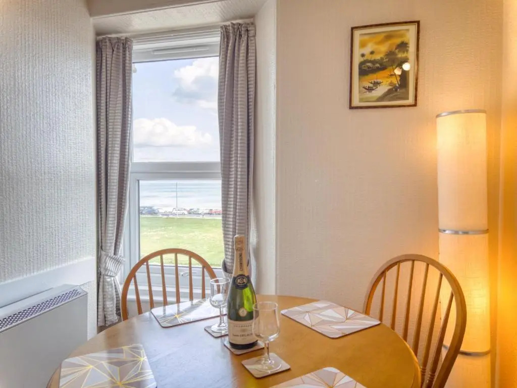 Apartment 1 Large Studio Sea Front- Sea Views- Free Parking