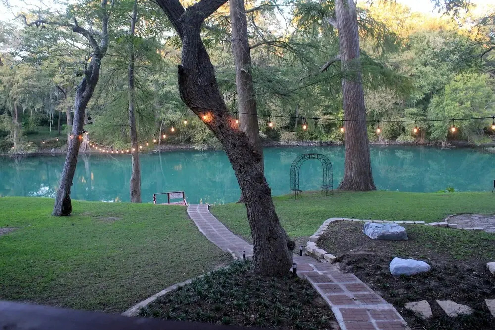 Gruene River Haven: Stunning Riverfront Oasis 1 Mile From Downtown Gruene