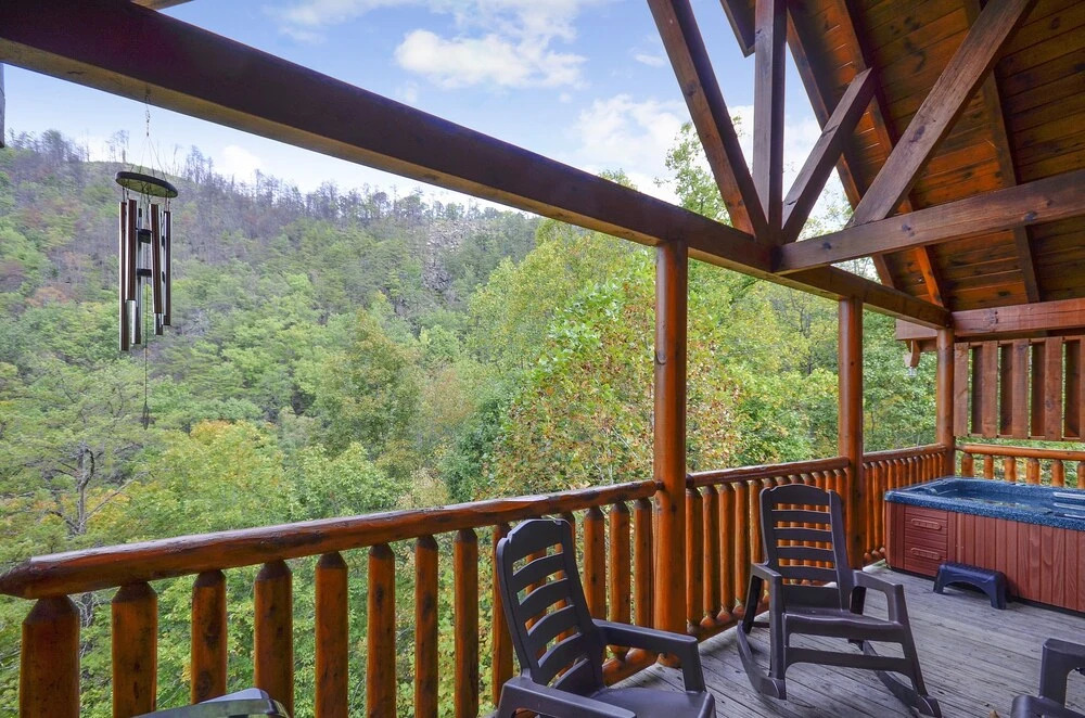 Spacious Cubby Bear Cabin with Private Hot Tub by Redawning