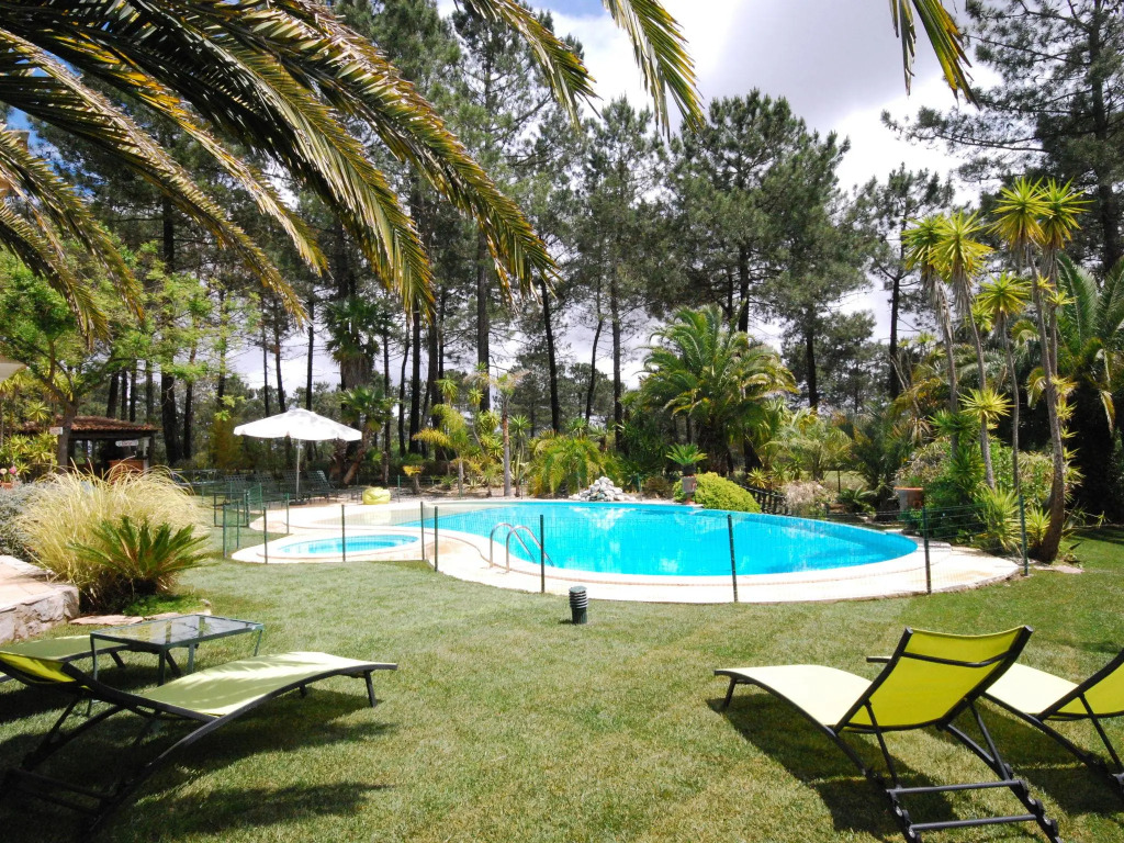 Luxurious Villa in Quinta do Conde with Private Terrace