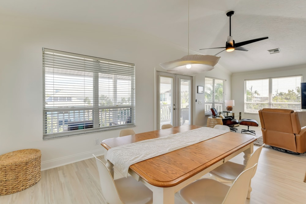 Steps to Ocean & Bay: Bradenton Beach Townhome!