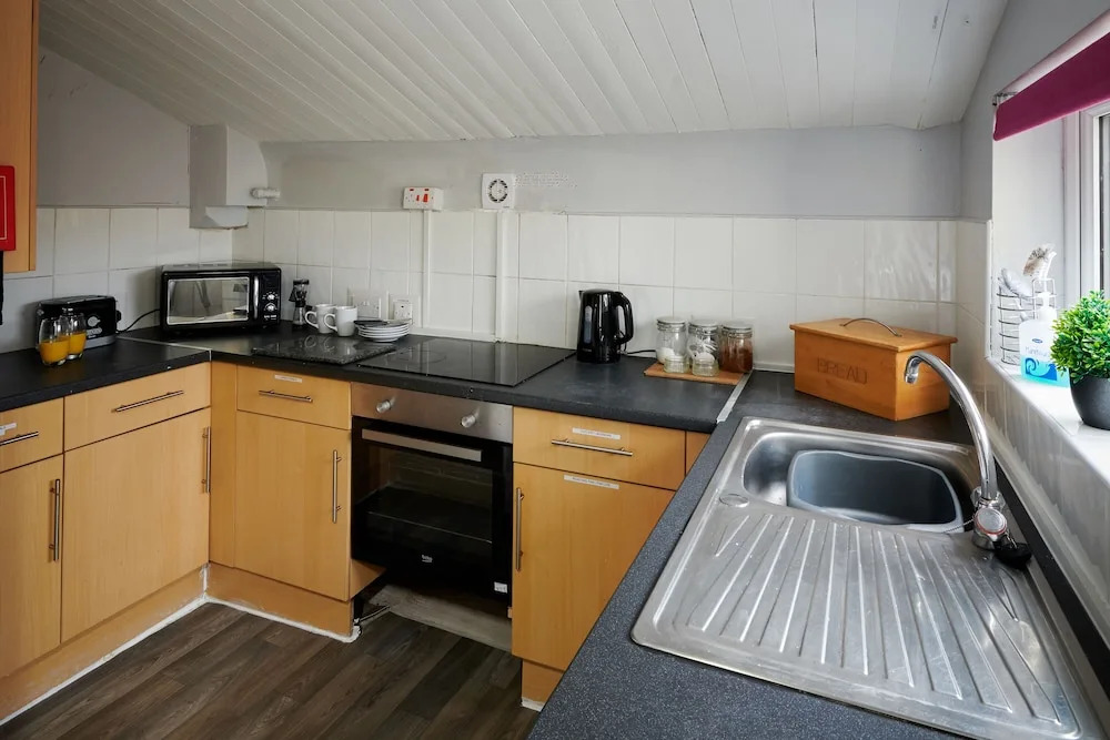 Detached 3 Bed House, Ideal for Long Stays & Pets