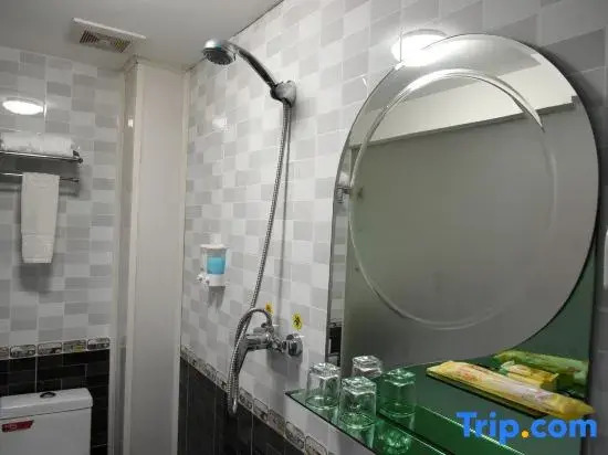 Fashion Express Hotel (Beijing World Park Dayantai Subway Station)