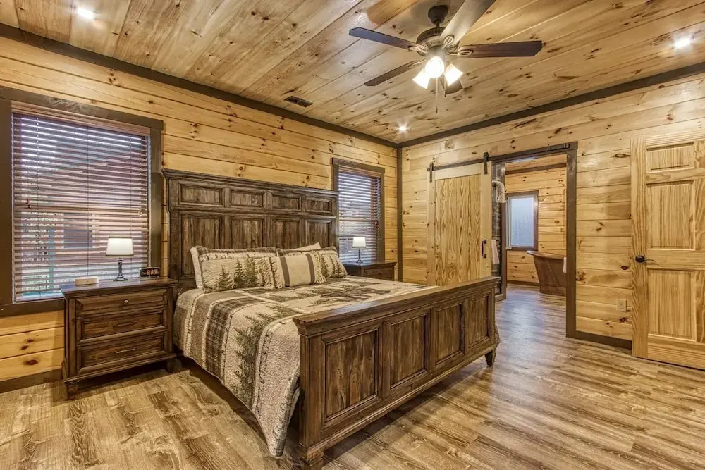 ERN823 - EAGLE FALLS - GREAT LOCATION WITH PRIVATE HEATED INDOOR POOL! CLOSE TO TOWN! cabin