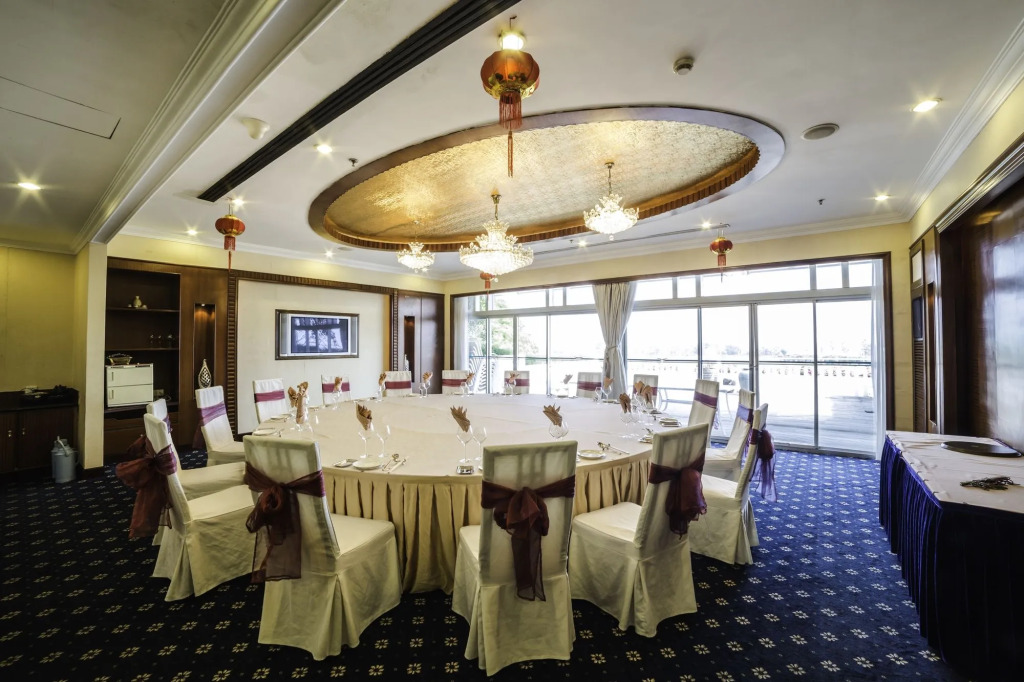Yuehua Hotel Xiamen Seaside Hotel corridor leads to the stone exhibition hall