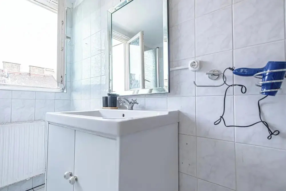 Stylish Private Rooms in 3BR Apartment with Balcony, City Center