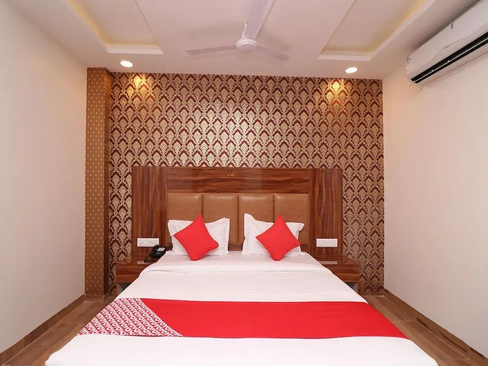 Oyo 27009 Hotel Alovia Delhi