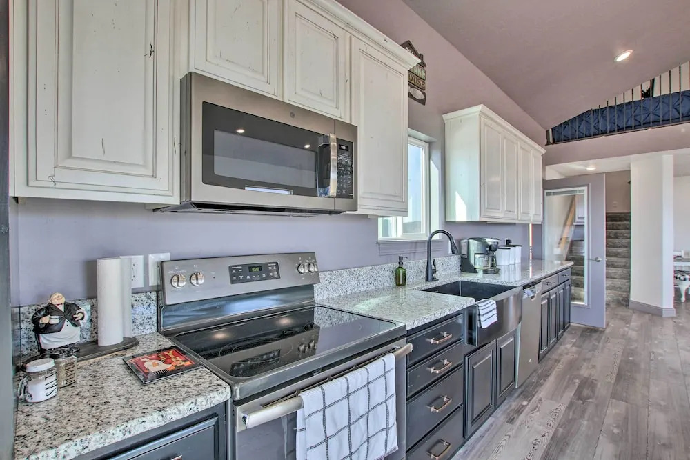 Spacious Home w/ Mtn Views: 2 Mi to Bear Lake!