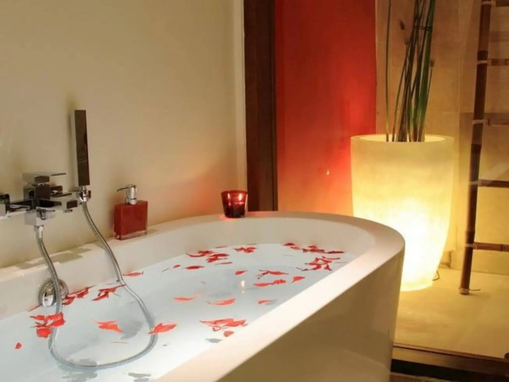 Rouge Bali - Lounge Bar, Villas & Spa