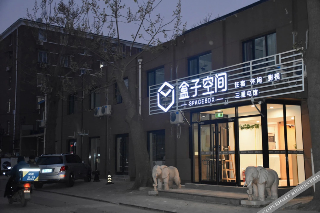 SpaceBox Hotel