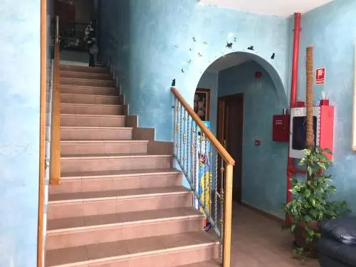 Hotel Los Leones, el más cercano a Warner