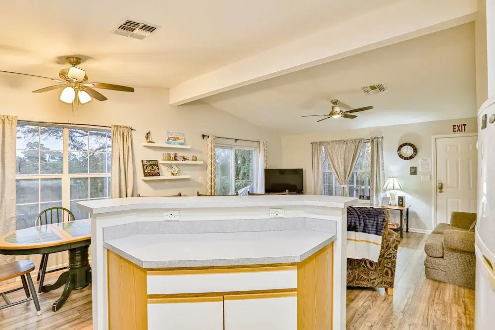 Home With Enclosed Yard, Fire Pit, Wifi, W/d, & AC - Great Location