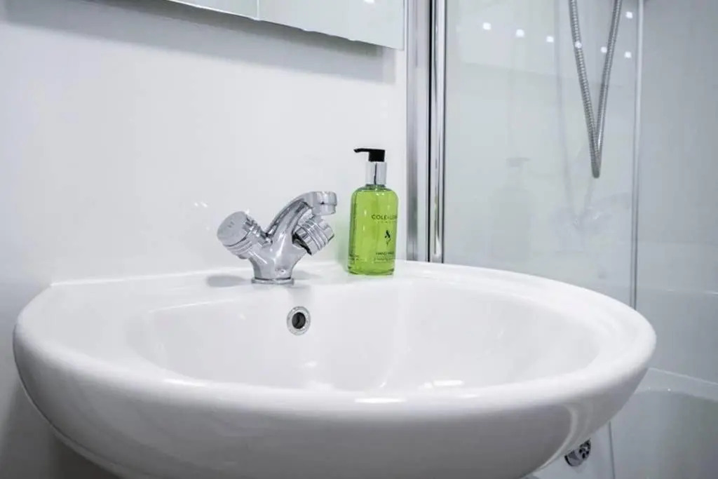 ☆ Bright, 2 Bedroom West End Apartment ☆