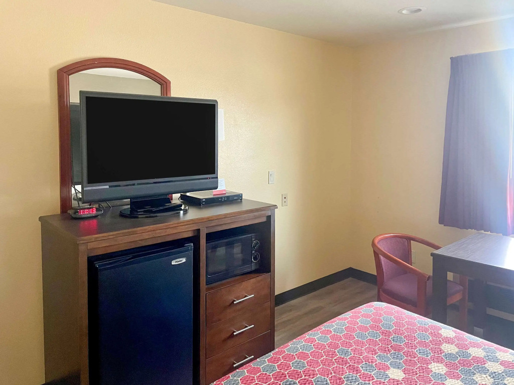 Econo Lodge Inn & Suites Corning Travel Center