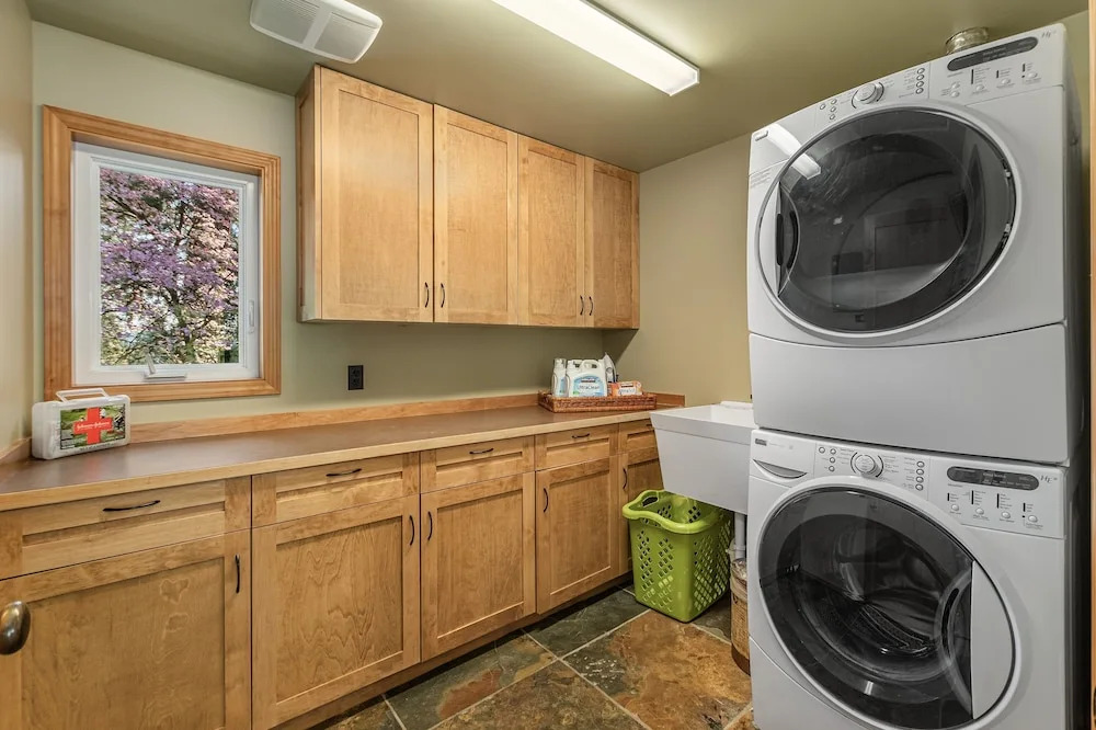 River Heights Home 3 Bedroom Cabin by RedAwning